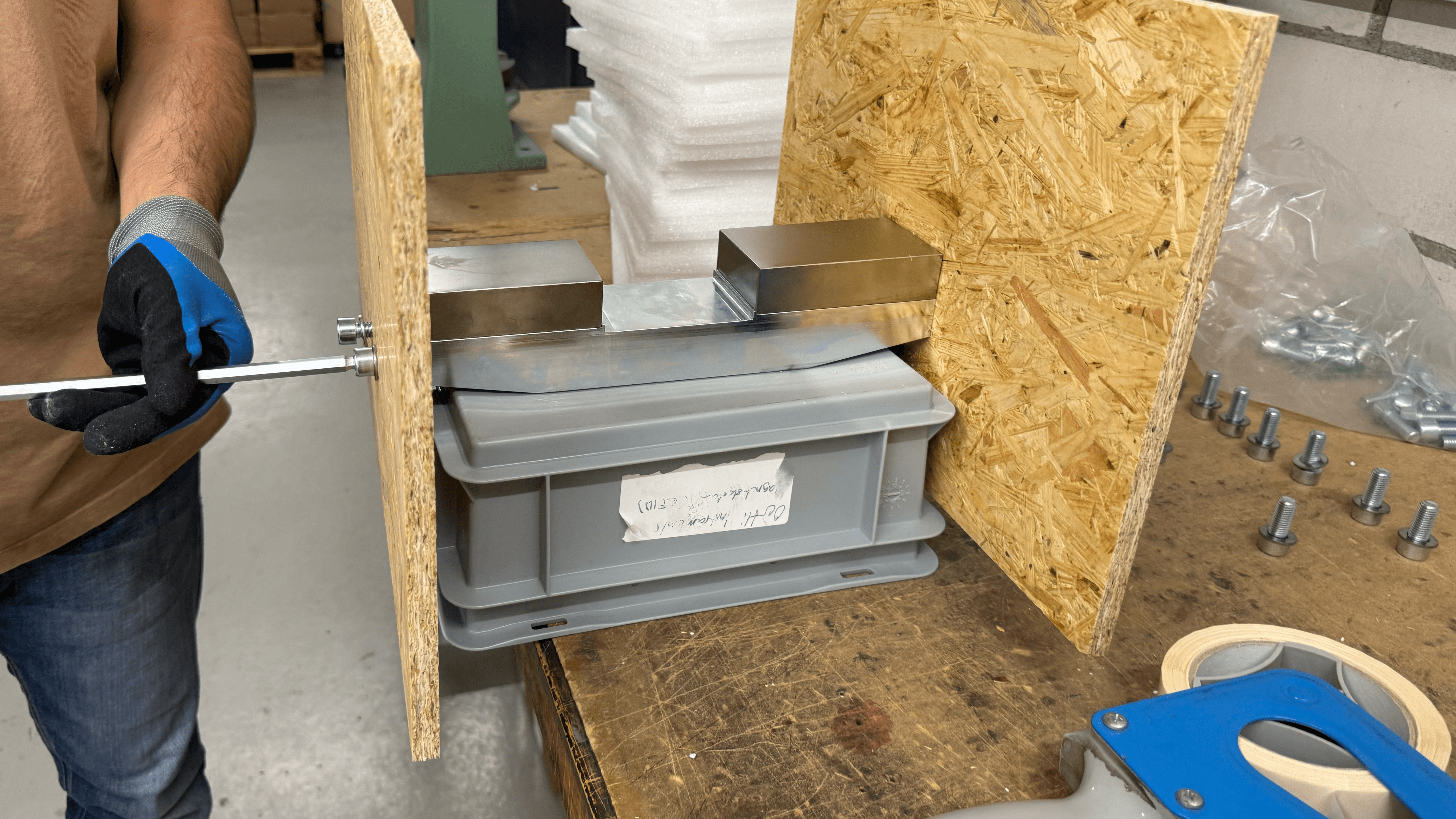 Protective packaging of the magnetic return yokes