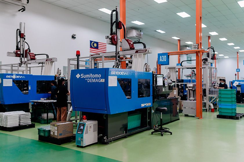 State-of-the-art injection molding machines from Japanese manufacturers