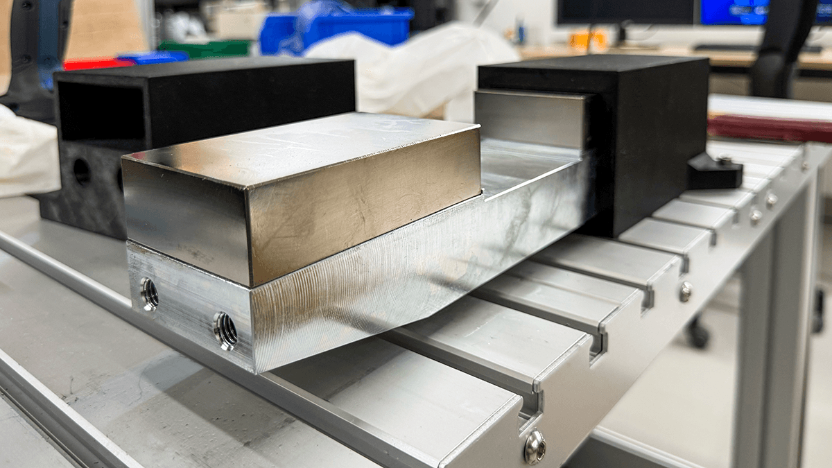 Assembly step: mounting the magnetic return yoke